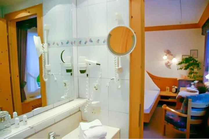 Room 8 of 19