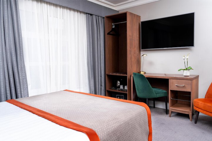Room 34 of 104
