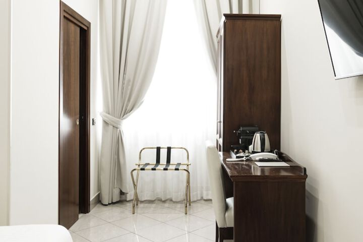 Room 9 of 27