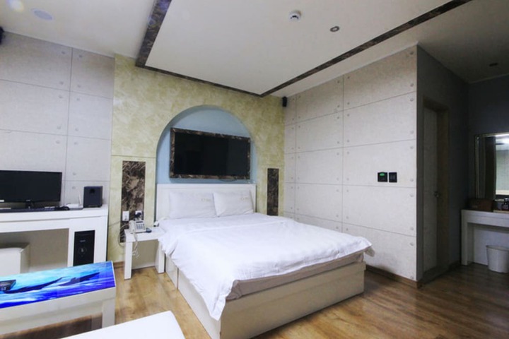 Room 5 of 33