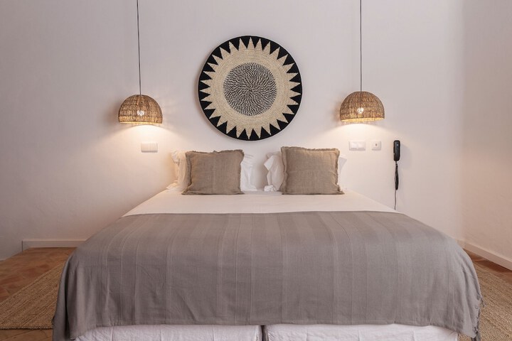 Room 2 of 28