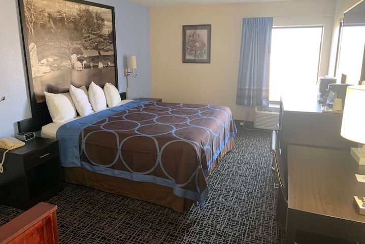 1 King Bed (5 of 8)