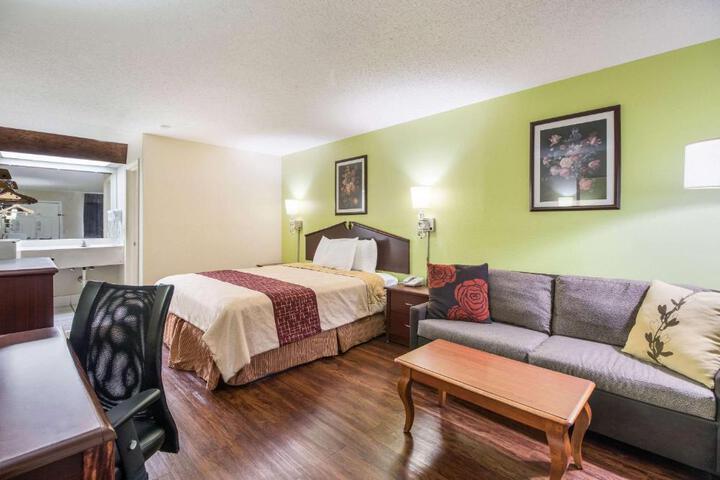 1 King Bed (5 of 15)