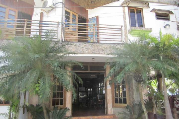 Hotel Sherwood