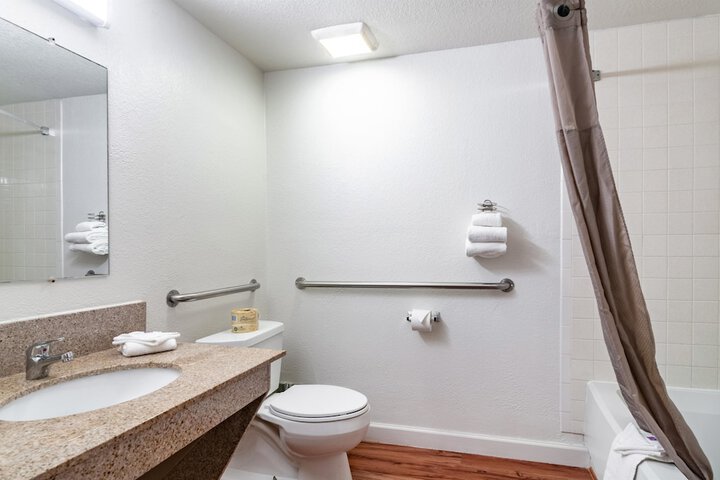 1 Queen Bed Mobility Accessible Tub (9 of 15)