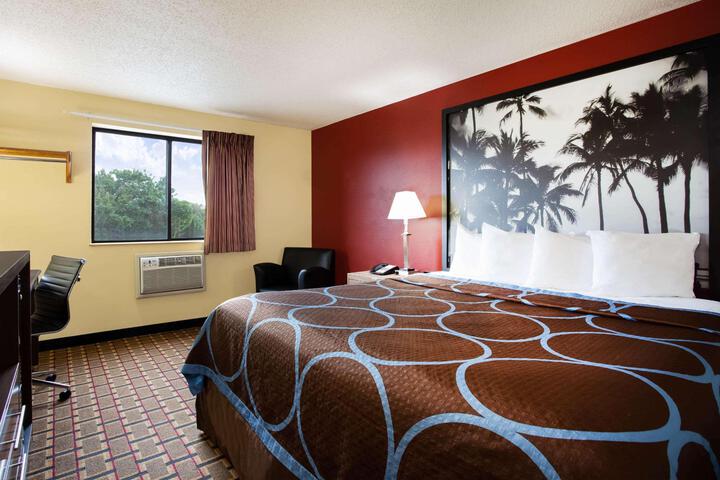 1 King Bed (4 of 6)