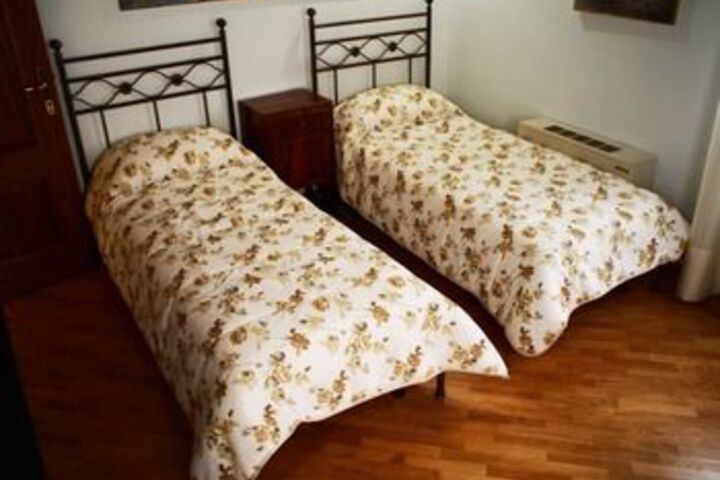 Room 6 of 27