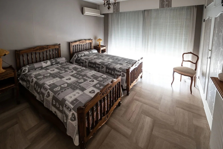 Room 2 of 10