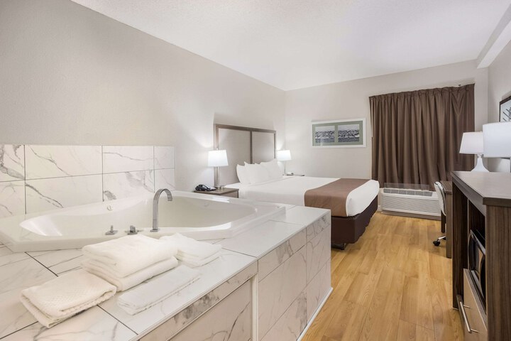 1 King Bed (7 of 13)