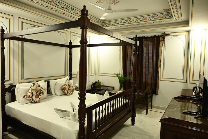 Room 7 of 32