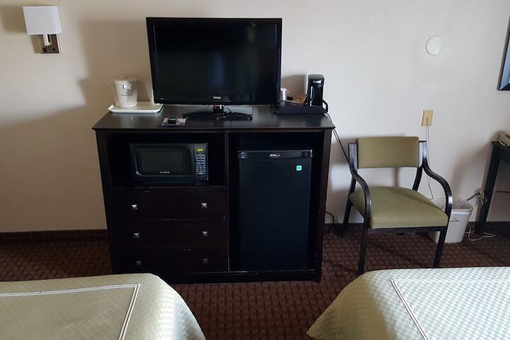 1 Queen Bed (6 of 13)
