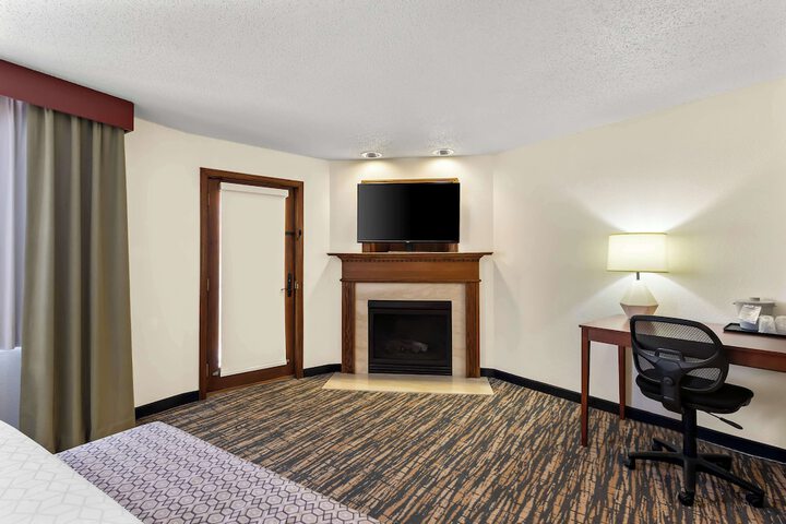 1 King Accessible Comm Assist Bathtub Microwave, Refrigerator Full Breakfast (18 of 33)