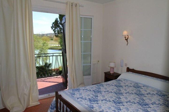Room 4 of 16