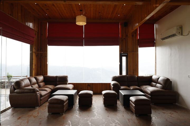 Lounge 26 of 57