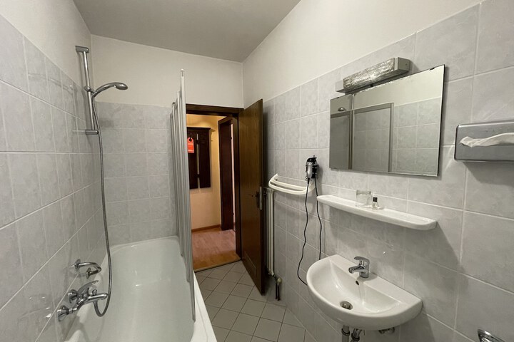 Room 10 of 12