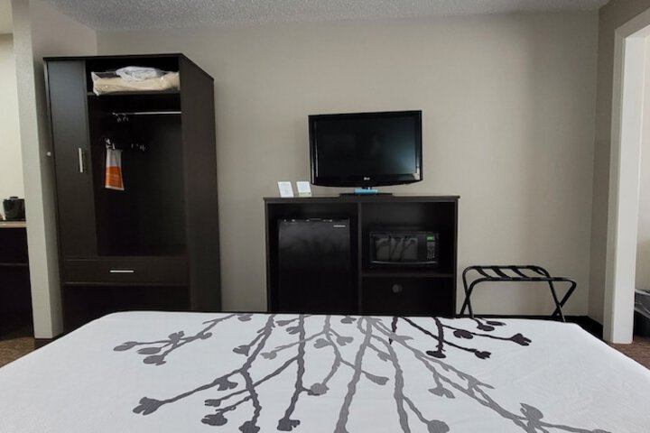 1 King Bed | (3 of 12)