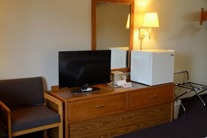 1 Queen Bed (3 of 5)