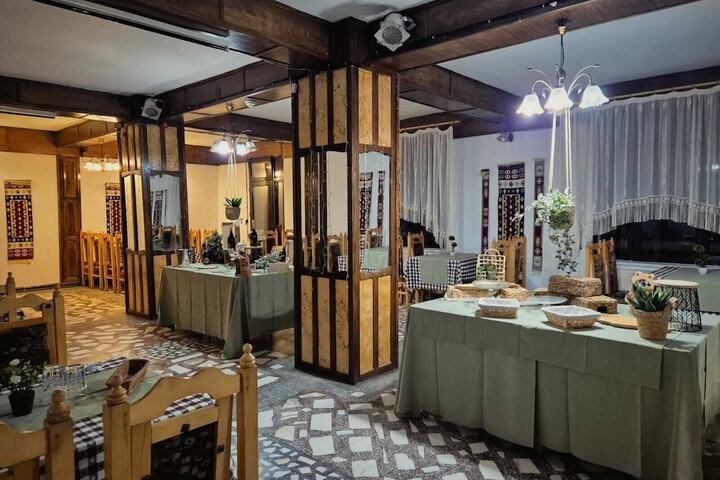 Dining 56 of 90