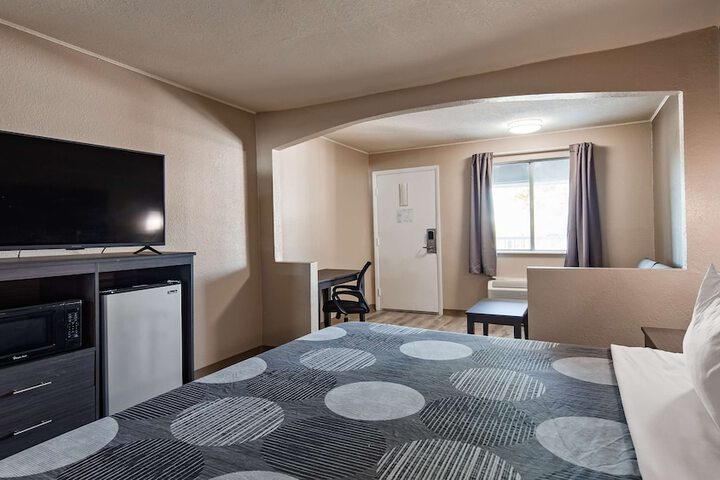 1 King Bed Flat Screen Television Microwave and Refrigerator High Speed Internet Accessible (3 of 8)