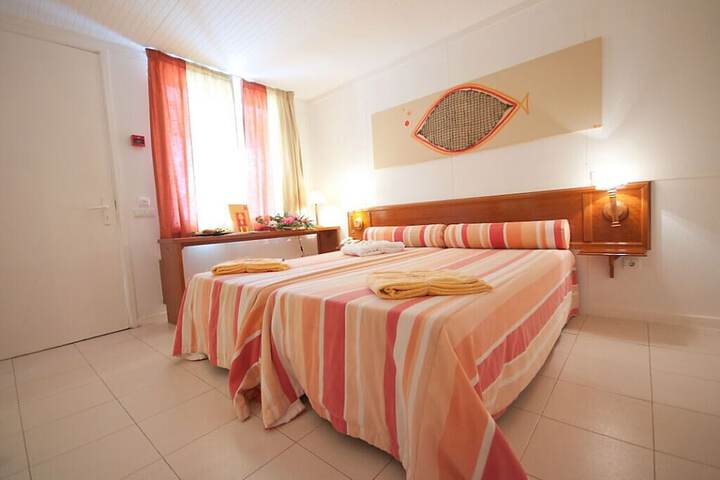 Room 34 of 102