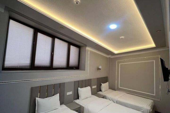 Room 13 of 32