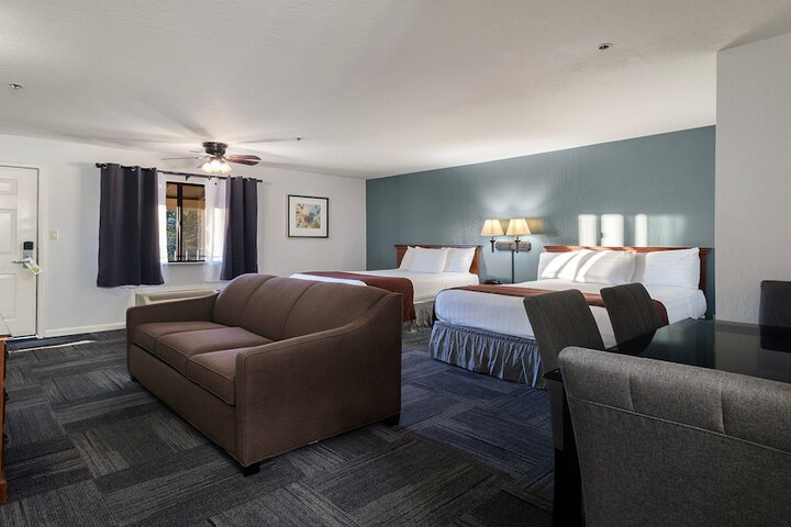 2 Queen Beds (2 of 15)