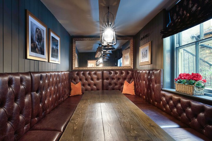 Lounge 28 of 34