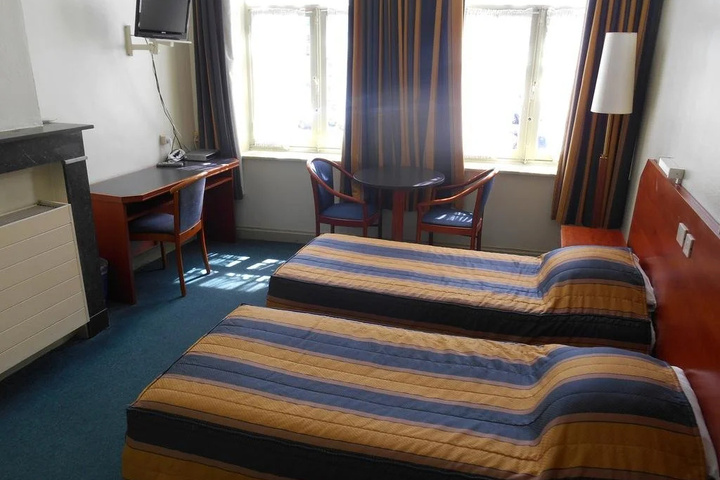 Room 6 of 9