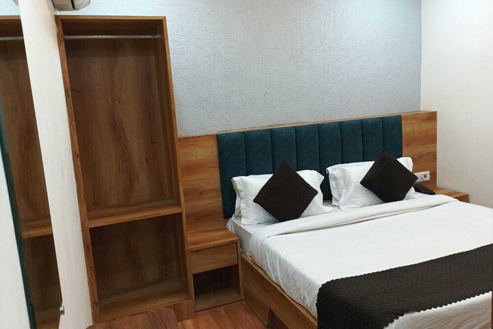 Room 7 of 18
