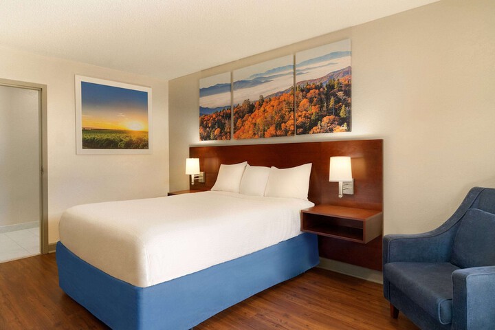 1 Queen Bed Deluxe Mobility Accessible (4 of 14)