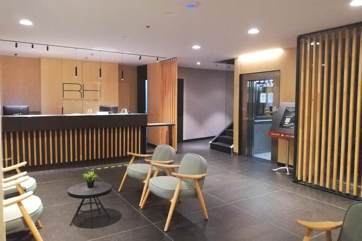 Entrance & Lobby