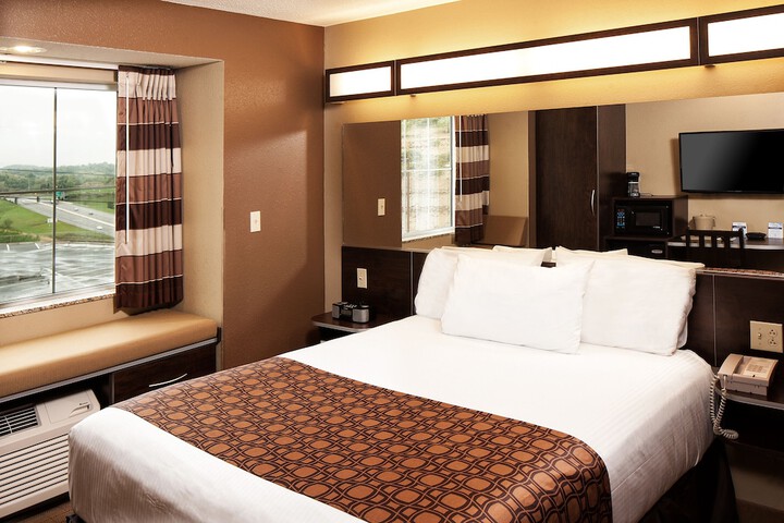 Suite Accessible Queen Size Bed (8 of 12)