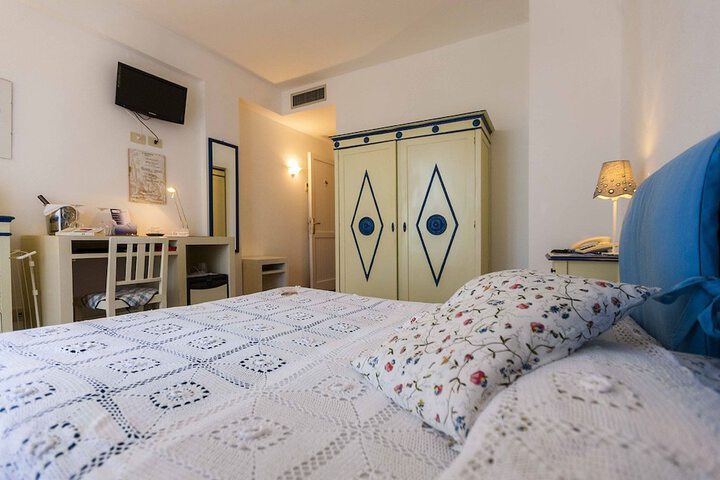 Room 8 of 60
