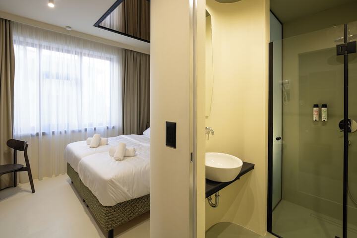 Room 45 of 133