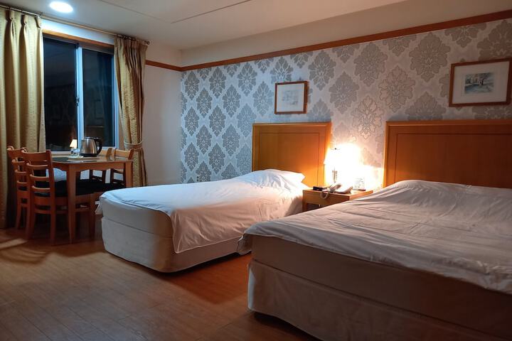 Room 6 of 11