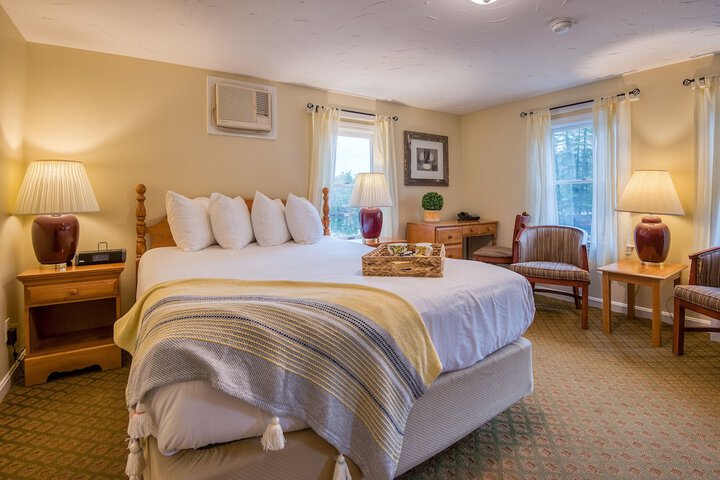 Slope Queen Bed with View (50 of 100)