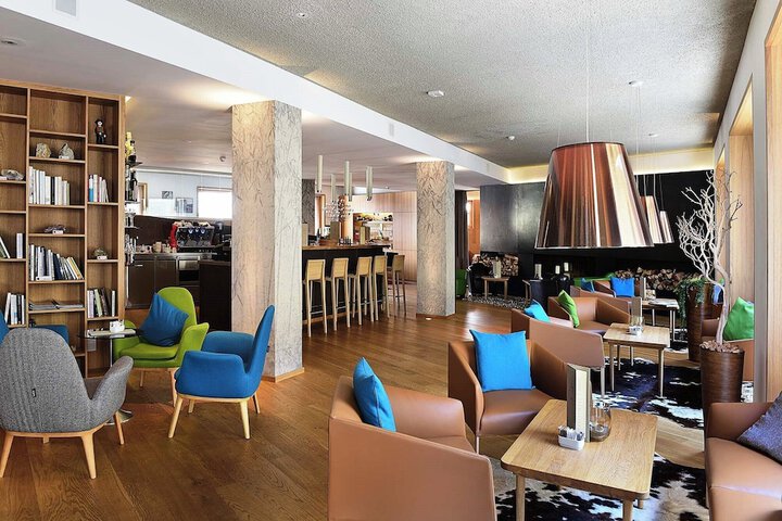 Lobby lounge