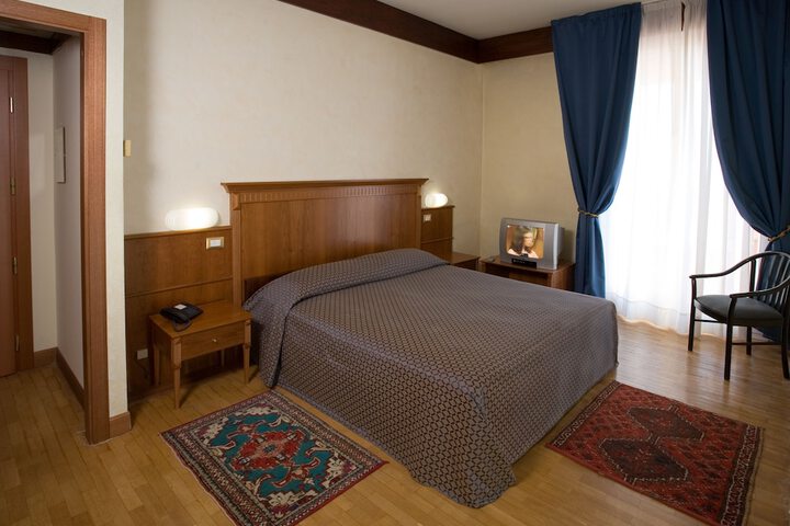 Room 7 of 40