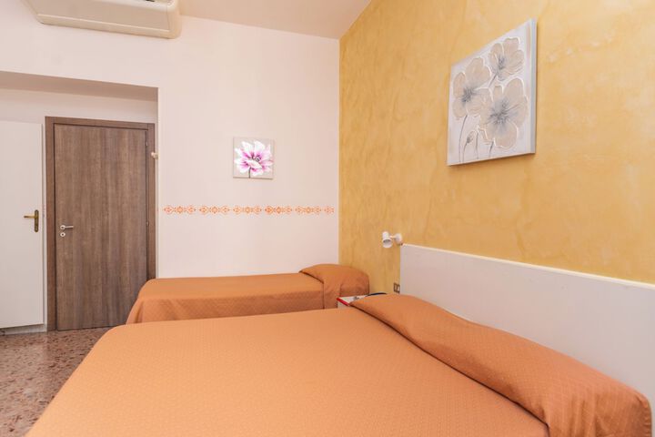 Room 26 of 99