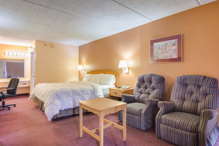 1 King Bed (4 of 9)