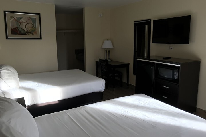 2 Queen Beds (8 of 9)