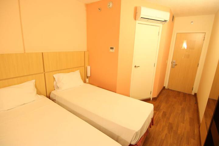 Room 4 of 32