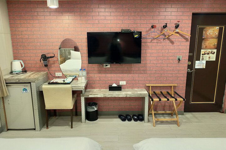 Room 6 of 32