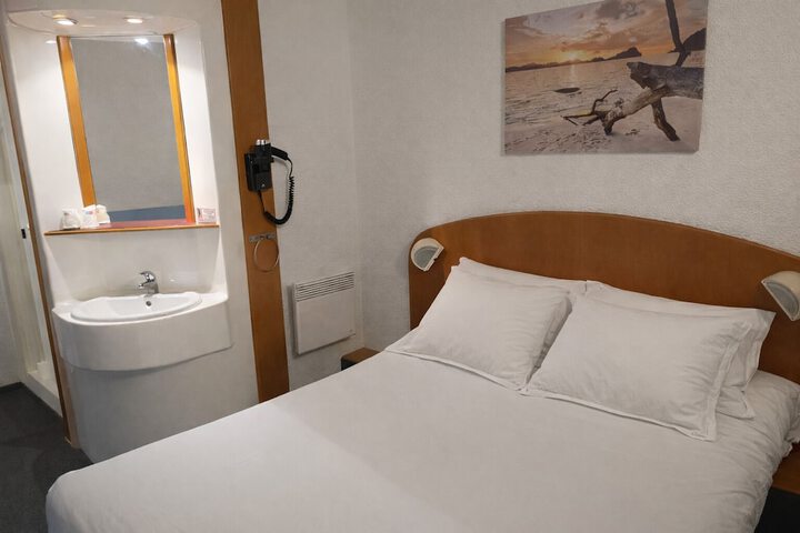 Room 11 of 28