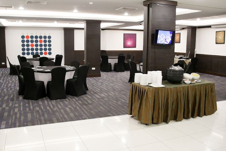 Dining 53 of 90