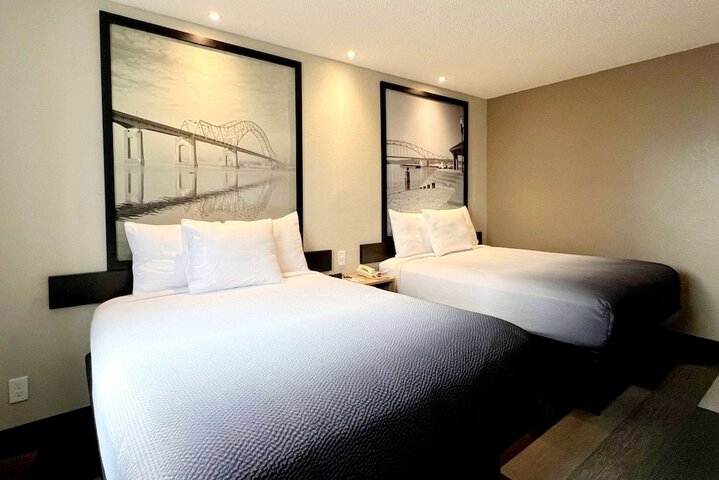 2 Queen Beds (12 of 15)