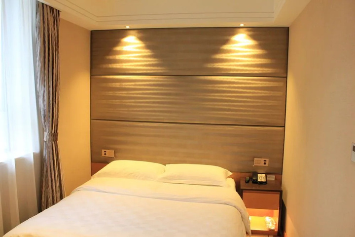 Room 6 of 15