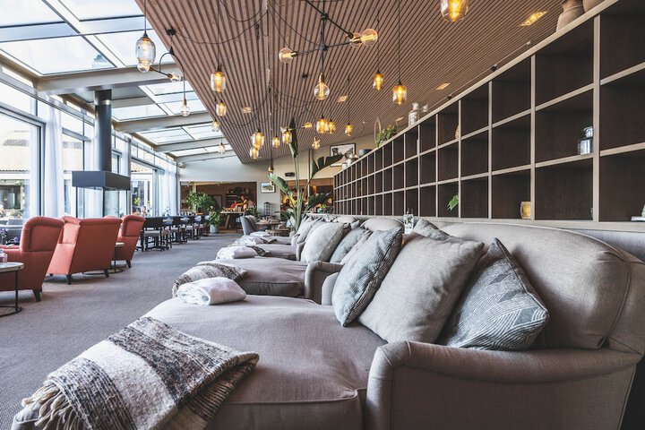 Lounge 43 of 53
