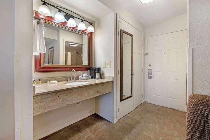 2 Queen Beds High Speed Internet Accessible First Floor Pet Friendly Room Coffee Maker Shower Only Full Breakfast (26 of 27)