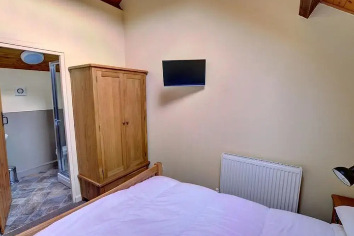 Quaint Holiday Home in South Wales With Sunny Gardens